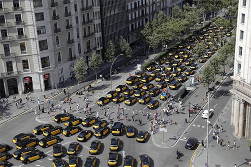 Los taxistas de Madrid se suman a los de Barcelona y se declaran en huelga indefinida